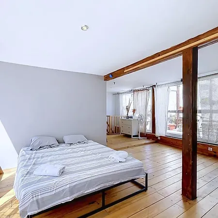 Spacious House With Terrace East
