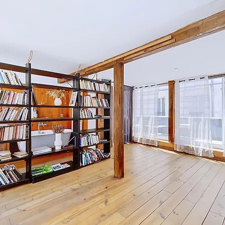 Spacious House With Terrace East بيت للعطل