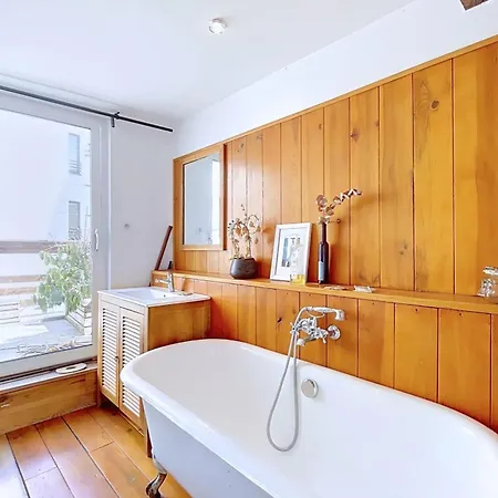 بيت للعطل Spacious House With Terrace East *