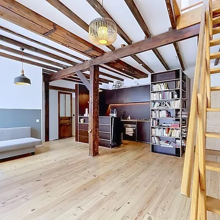 بيت للعطل Spacious House With Terrace East *