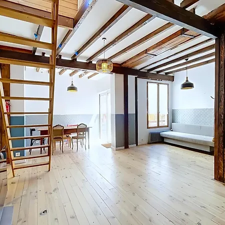 Spacious House With Terrace East بيت للعطل