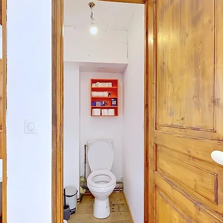 بيت للعطل Spacious House With Terrace East *