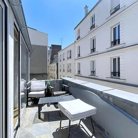بيت للعطل Spacious House With Terrace East